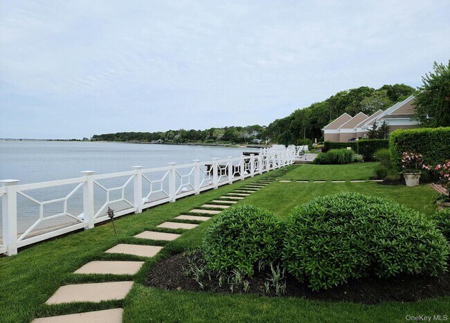 Foto del edificio - 62 Canoe Place Rd