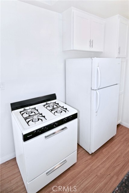 Foto del edificio - 6951 Simpson Ave