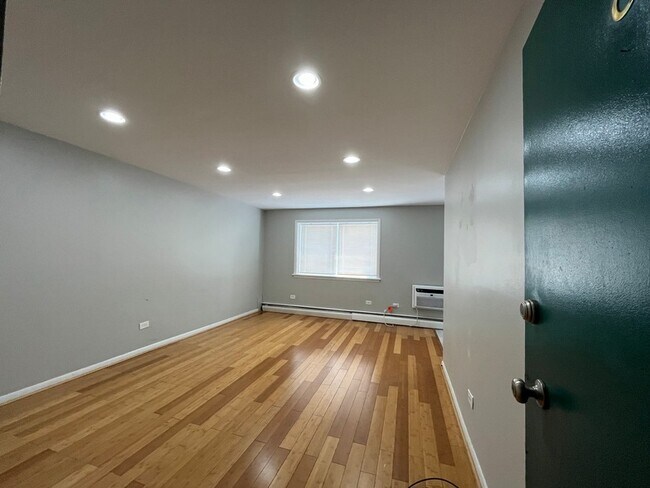 Building Photo - 8018 S Hoyne Ave