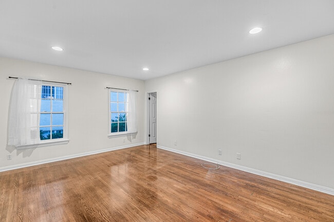 Building Photo - 222 S Rexford Dr