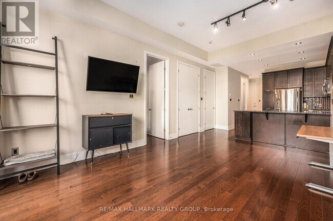 Photo du bâtiment - 327-327 Breezehill Ave S