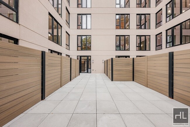 Building Photo - BRUCKNER BOULEVARD