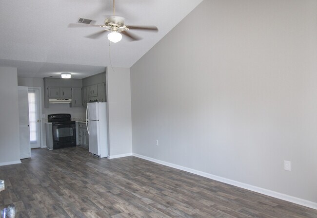 Foto del edificio - 140 Lanier Dr