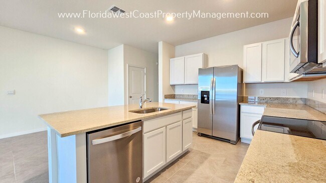 Building Photo - GORGEOUS CORNER TOWNHOME IN STAR FARMS- LAKEWOOD RANCH! 3 BED/2.5 BATH/1 CAR GARAGE!