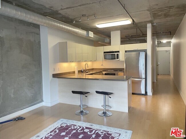 Foto del edificio - 645 W 9th St