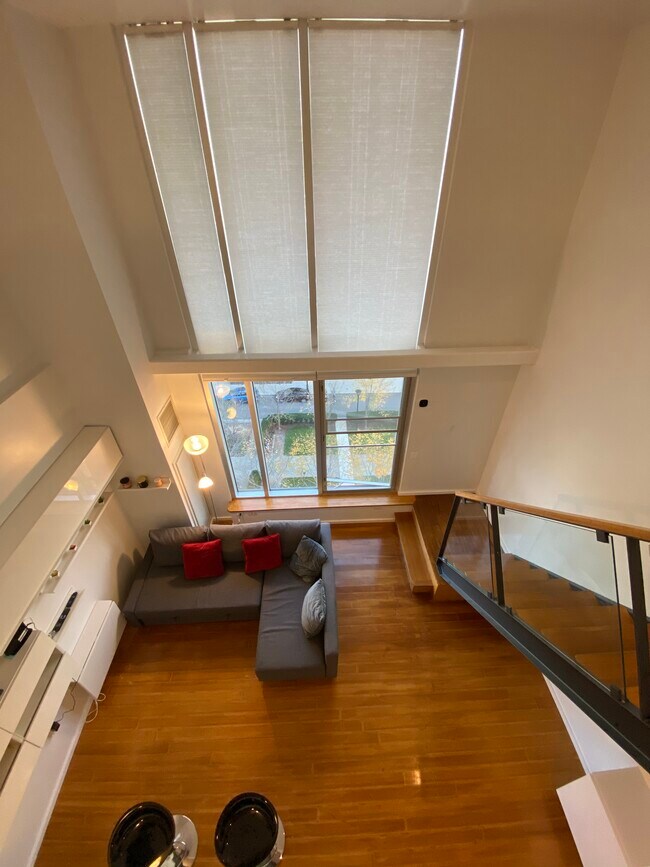 DESVÁN - 1 Earhart St