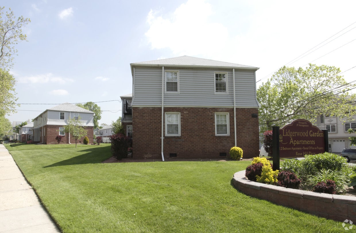 Primary Photo - Rosehill Apartments