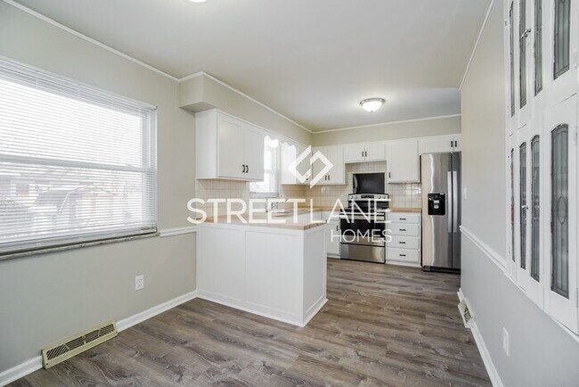 Building Photo - REDUCED!