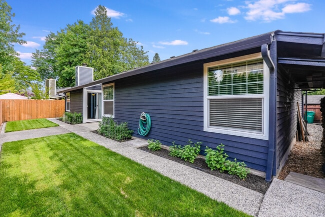 Building Photo - 12137 SE Grove Loop