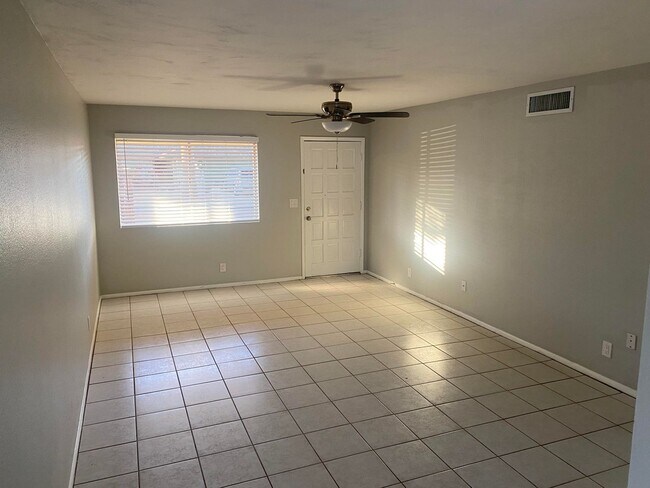 Building Photo - 4-bed, 2-bath SFH N Phoenix