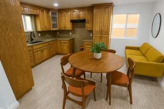 Building Photo - 711 N Sloan Ave