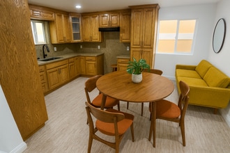 Building Photo - 711 N Sloan Ave