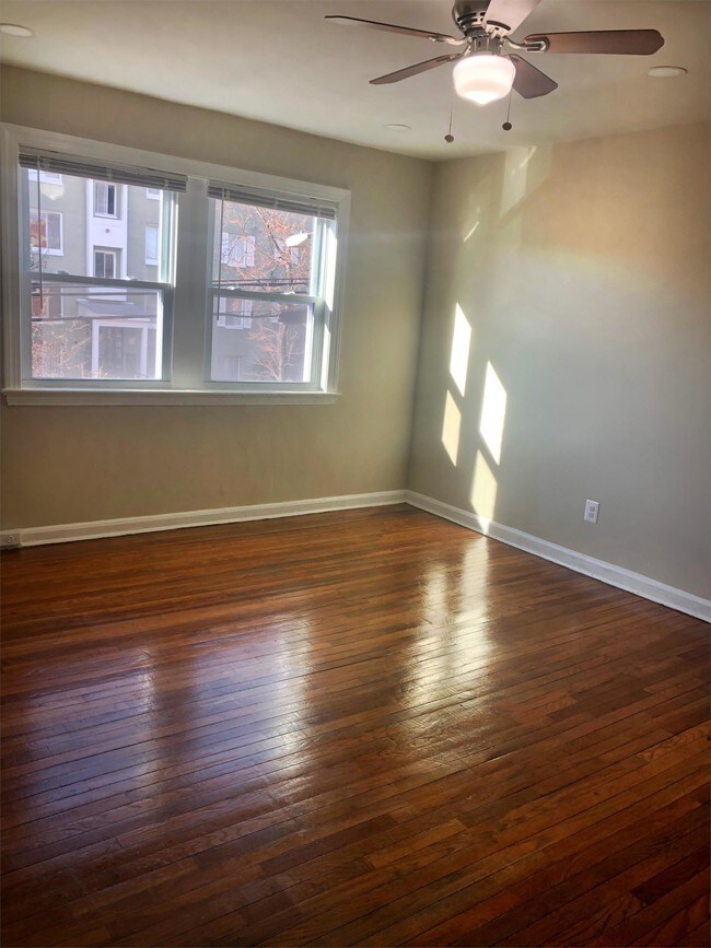 Building Photo - 811 Barnaby St SE