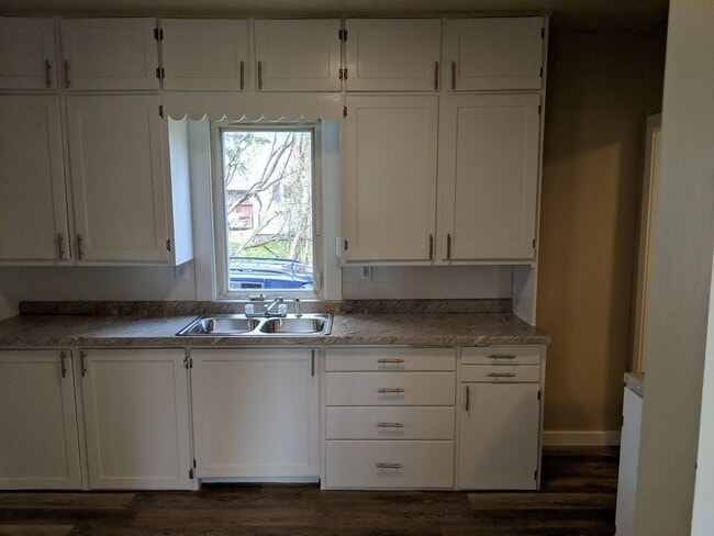 Building Photo - 3 Bedroom Single Family Home in Antigo!