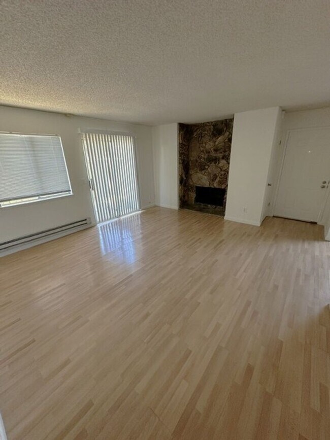 Foto del edificio - Beautiful 2-Bedroom Apartment in Desirable San Leandro Gated Community, close to BART