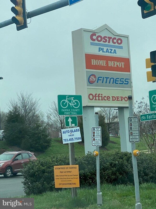 Foto del edificio - 11958 Glen Alden Rd