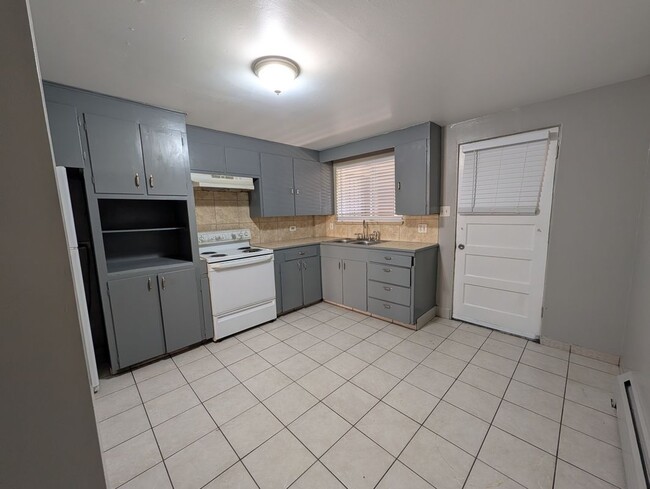 Building Photo - 1741 Clinton St