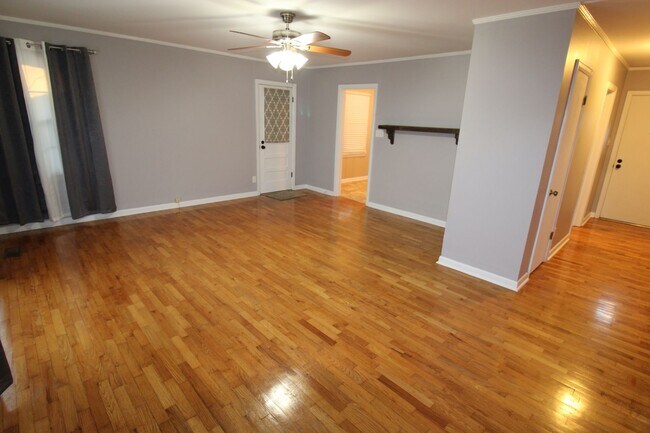 Building Photo - Cute home in Athens near Julian Newman Ele...