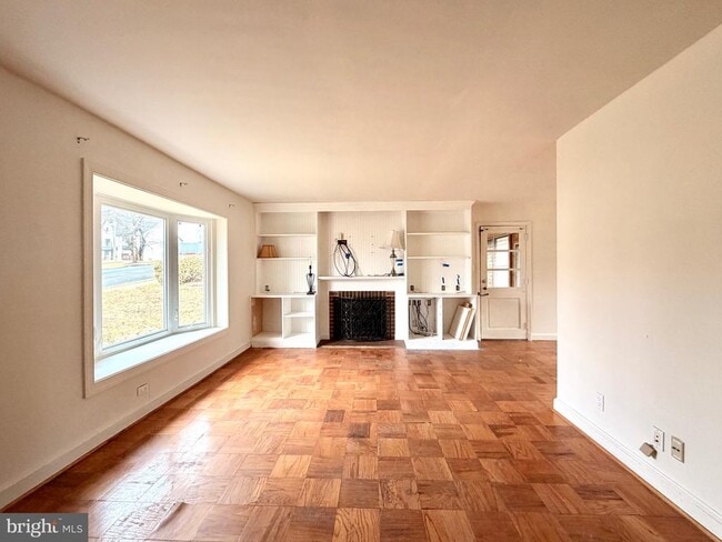 Building Photo - 2121 Patrick Henry Dr