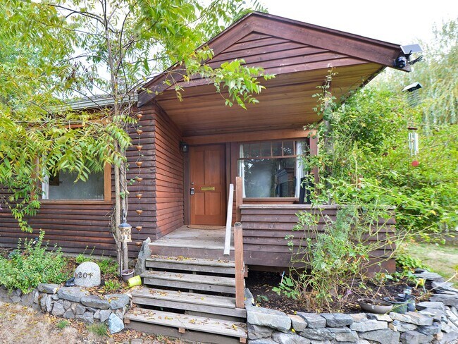 Building Photo - Application Approved - Charming 4-bed 2 ba...