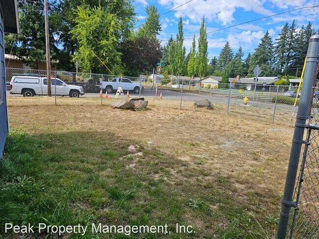 Foto del edificio - 3 br, 1 bath House - 15706 E Burnside