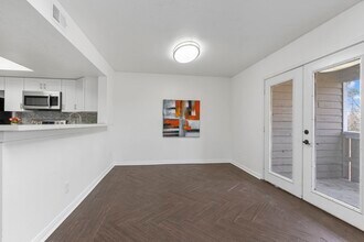 Building Photo - 4444 Victory Dr