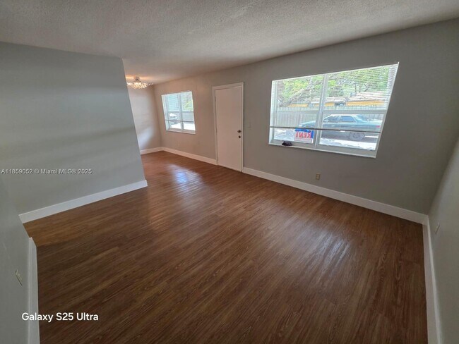 Building Photo - 4732 SW 33rd Ave