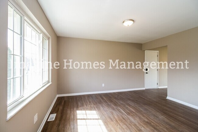 Building Photo - 4 Bedroom Brick Home in Mariemont Schools