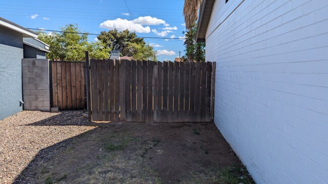 Building Photo - 5633 W Sells Dr