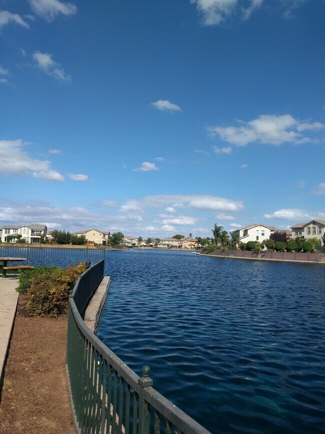 Foto del edificio - Gated Community Stunner ready to be called home