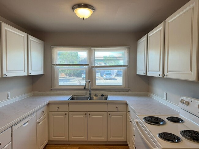 Building Photo - 1403 Bunting Ave