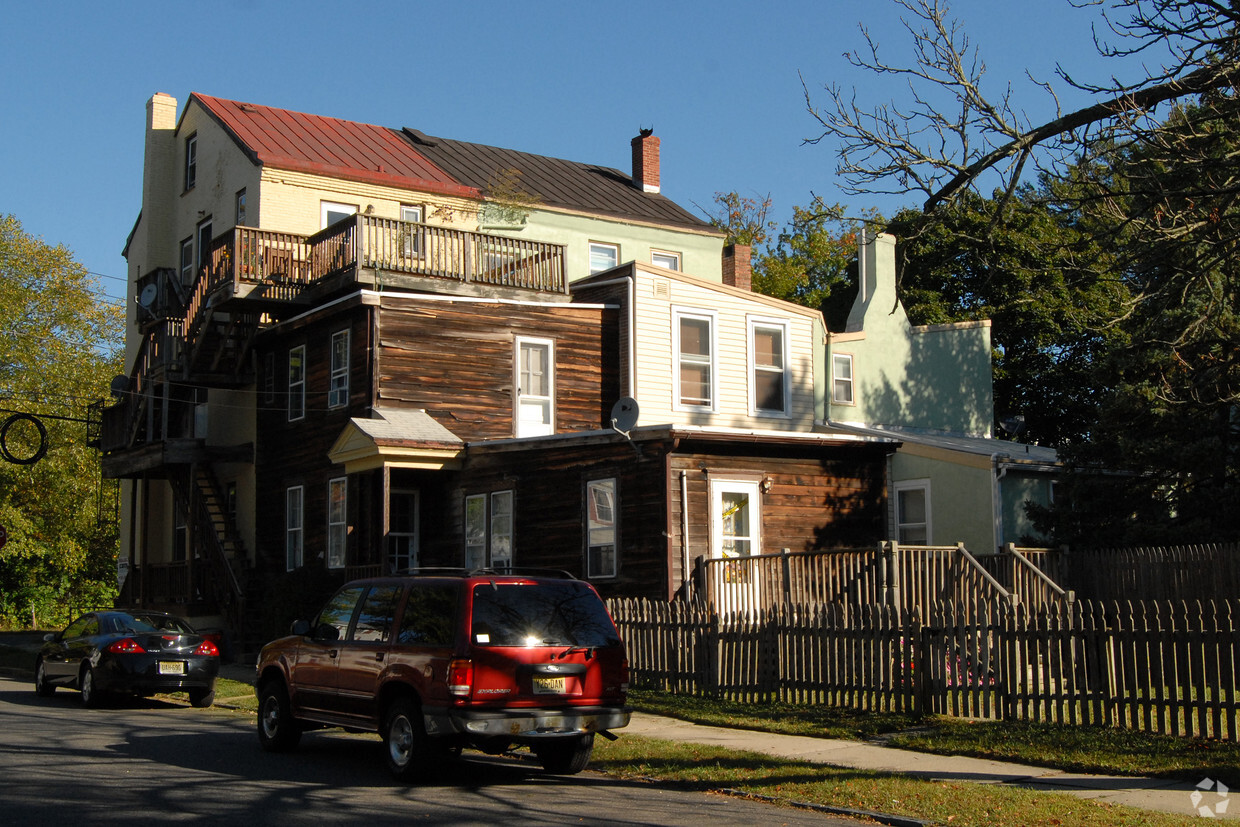 Building Photo - 300 Garden St