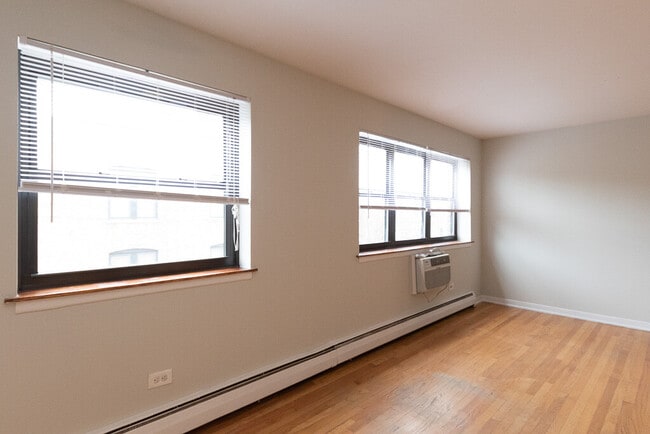 Building Photo - 510 W Briar Pl