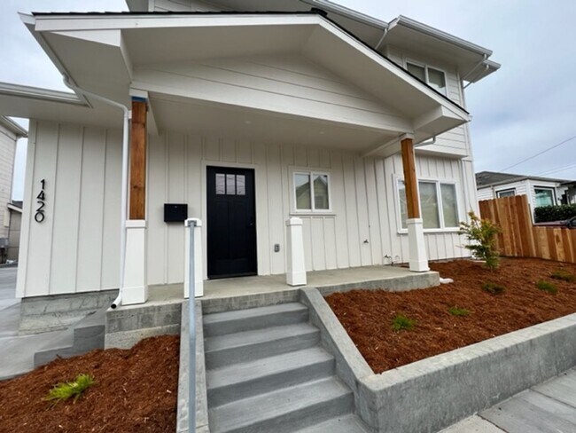 Foto del edificio - NEWER 3/2 Construction in Eureka! Beautifu...