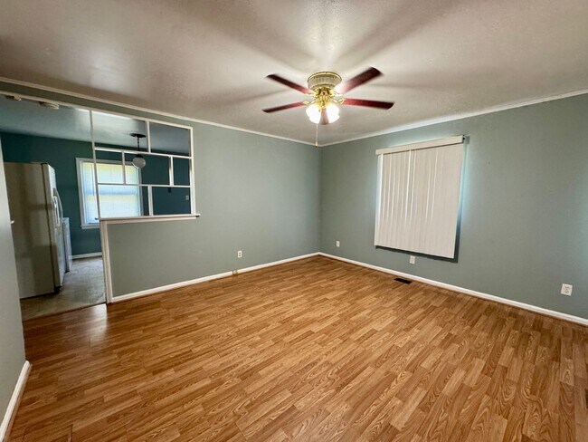 Building Photo - Move-in Ready!