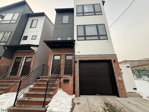 Building Photo - 101 S 8th St