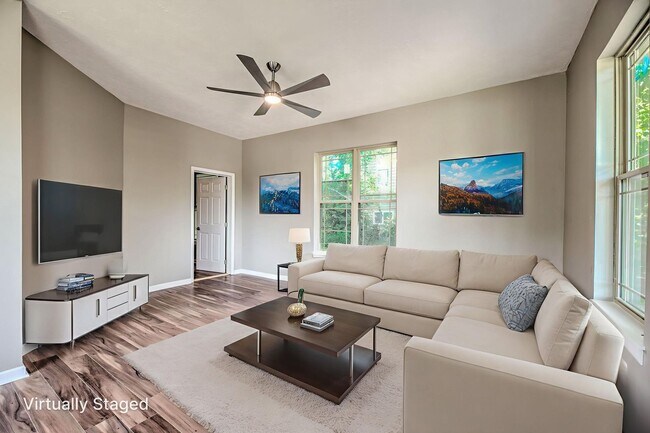 Foto del edificio - Knoxville 37914 - CHARMING 2 BEDROOM 1 BATH HOME WITH BONUS LOT! Contact Lisa Vineyard & Shannon ...