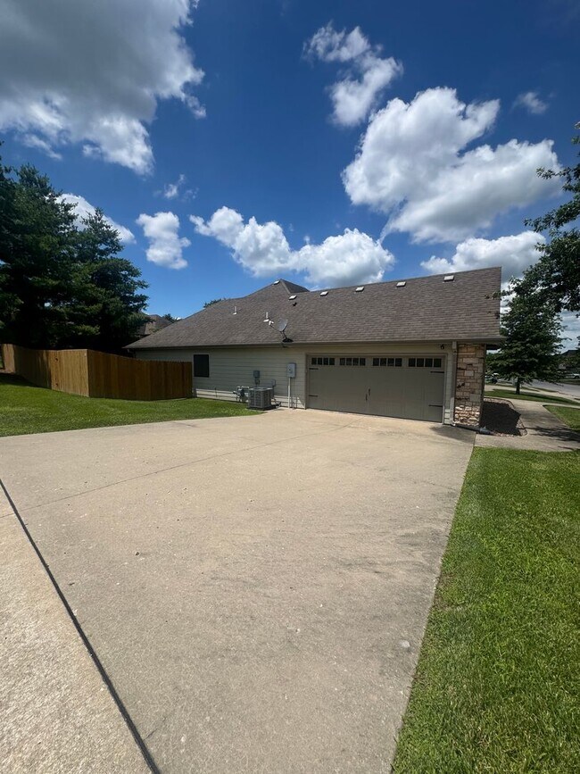 Foto del edificio - 3 bedroom 2 bath house w/ 2 car garage