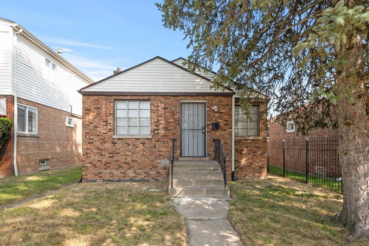 Primary Photo - 10036 S Paxton Ave