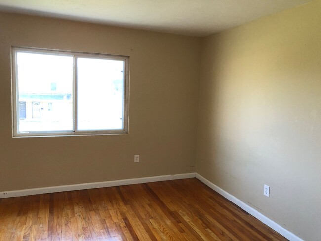 Foto del edificio - 2 BED 1.5 BATH CONDO IN WARRENSVILLE HEIGHTS!