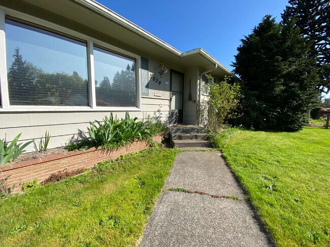 Foto del edificio - Massive Fenced Yard, Spacious 3BR Near Hospital, Shopping & Waterfront in Prime Bellingham Location