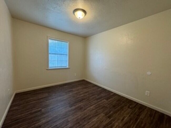 Building Photo - 1400 Brookdale Dr