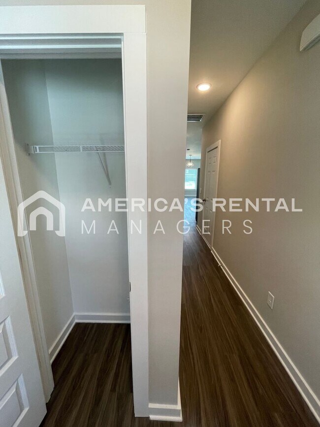 Foto del edificio - AVAILABLE NOW!!