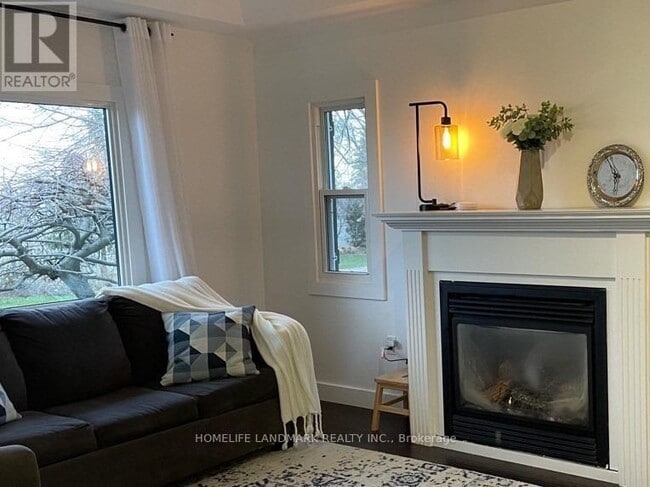 Building Photo - 851 Lake Dr E