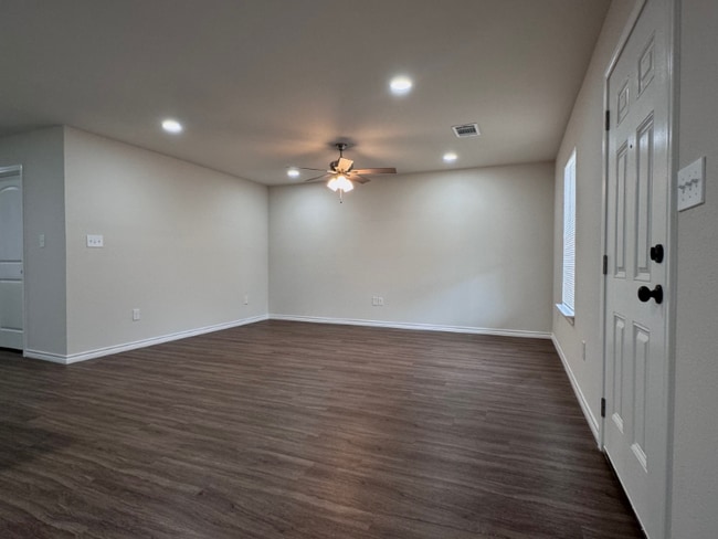 Building Photo - 102 Pecan Dr