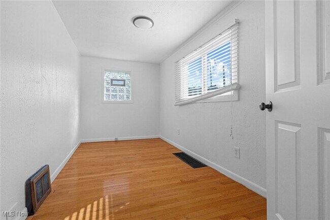 Foto del edificio - 4571 W 157th St