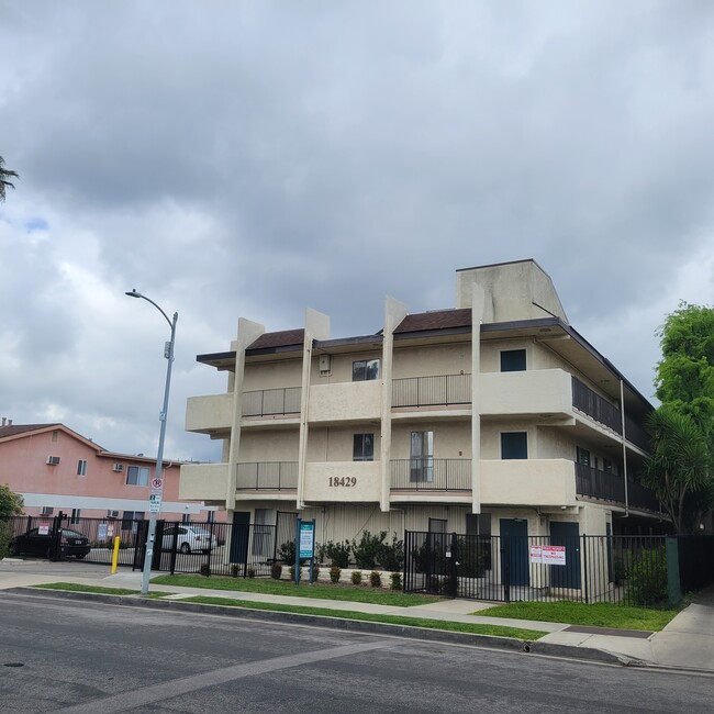 Building Photo - 37 unit building close to CSUN!