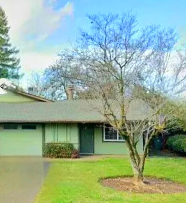 Bonito patio trasero con anuncios frontales - 940 E Lassen Ave