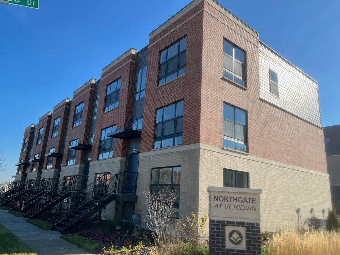 Blue Court Building - 2260 Blue Ct