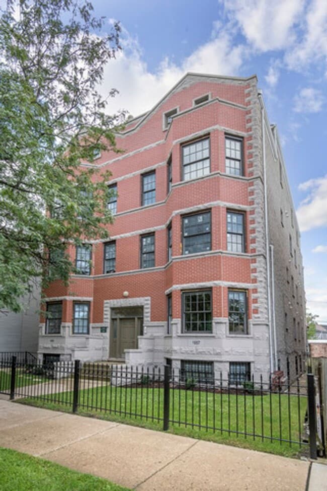 Building Photo - 1657 W Wrightwood Ave